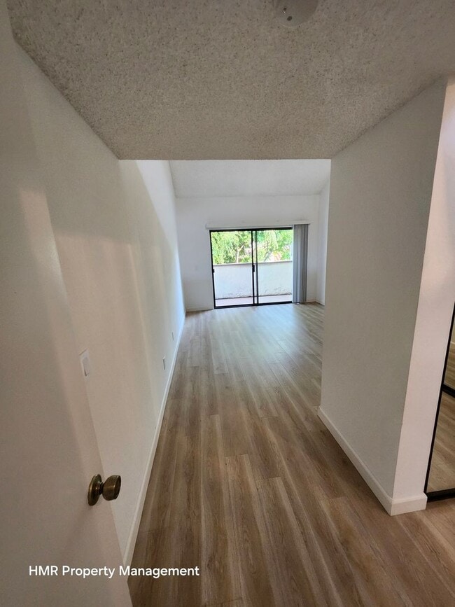 Building Photo - Beautiful 3-Bed, 3-Bath Condo in Prime Cla...