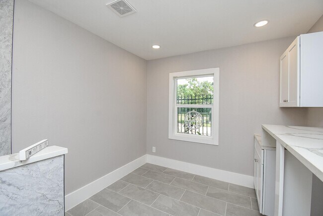 Building Photo - 7618 Highmeadow Dr