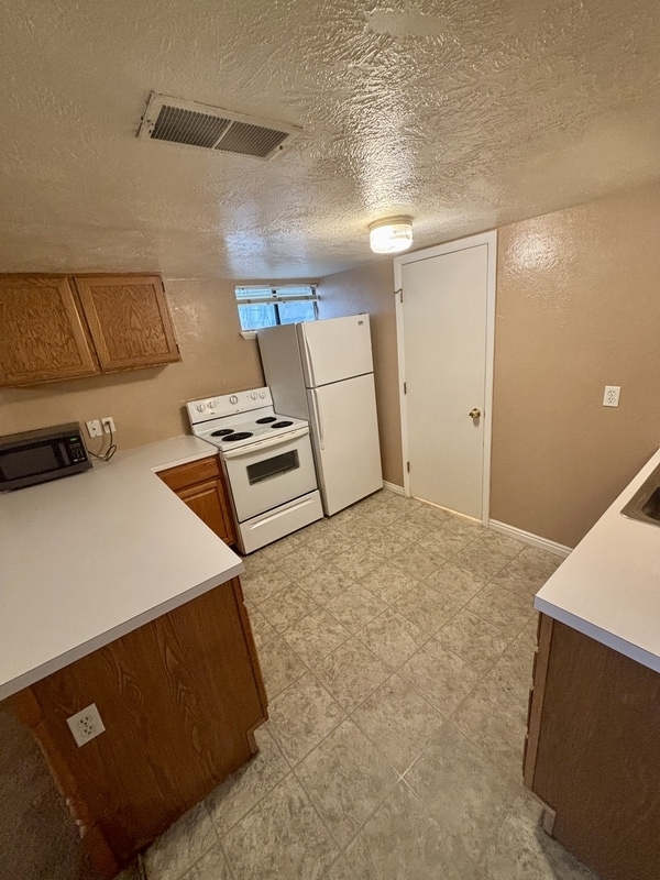 Building Photo - 979 W 100 S