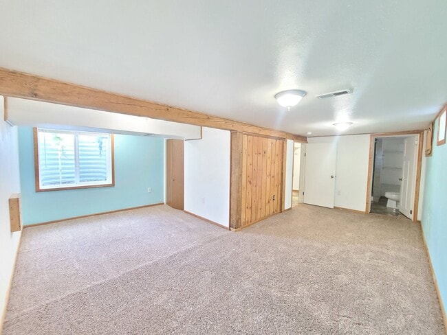 Building Photo - $2,200- 4 Bed / 2 Bath House on an Almost Acre Lot in Spokane Valley