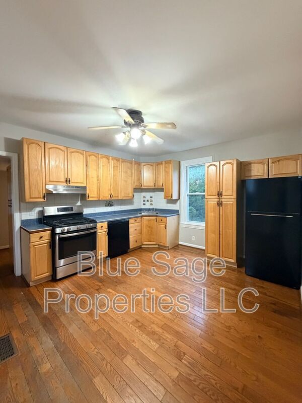 Building Photo - 913 8th Ave