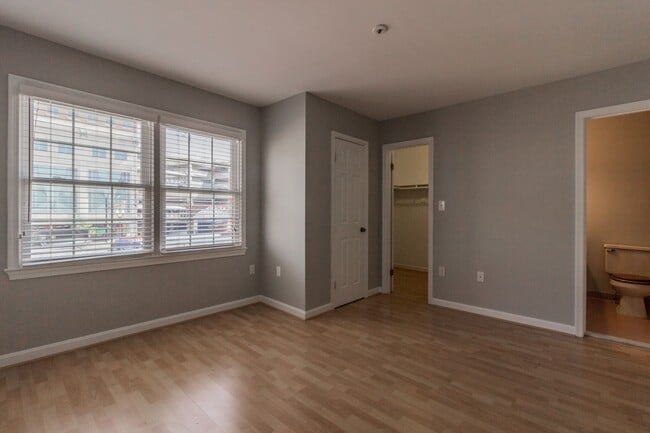 Building Photo - Beautiful 3 Bedroom 3/2 Bath Brick End Uni...