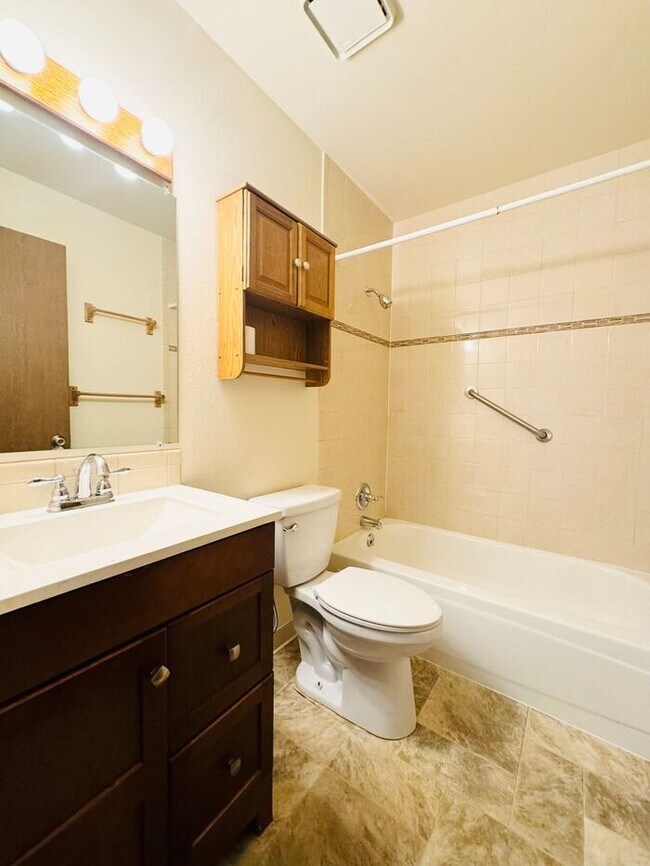 Building Photo - NEW Paint & Carpet! Cozy 2 Bedroom duplex ...