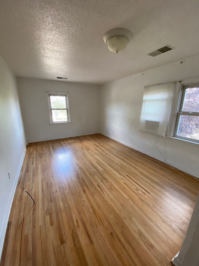 Building Photo - 304 6th Ave NW