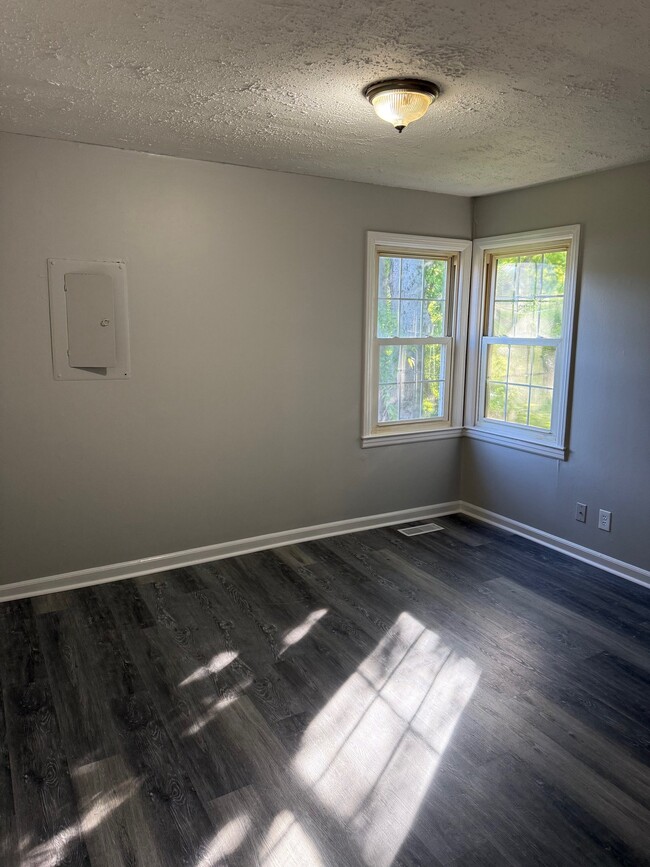 Building Photo - 409 Hazelwood Pike