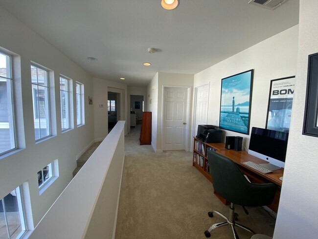 Building Photo - Beautiful 4 Bd/2.5bth within the Poinsettia Cove Community!