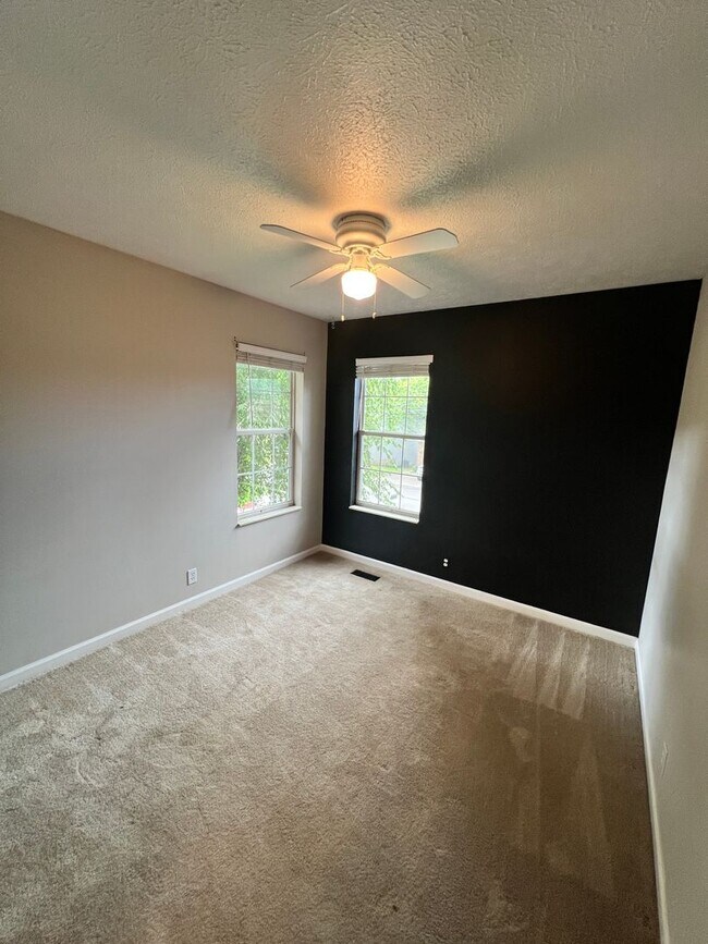 Building Photo - Comfort & Convenience Await in This 3 Bed, 2 Bath Farmingham Woods Home
