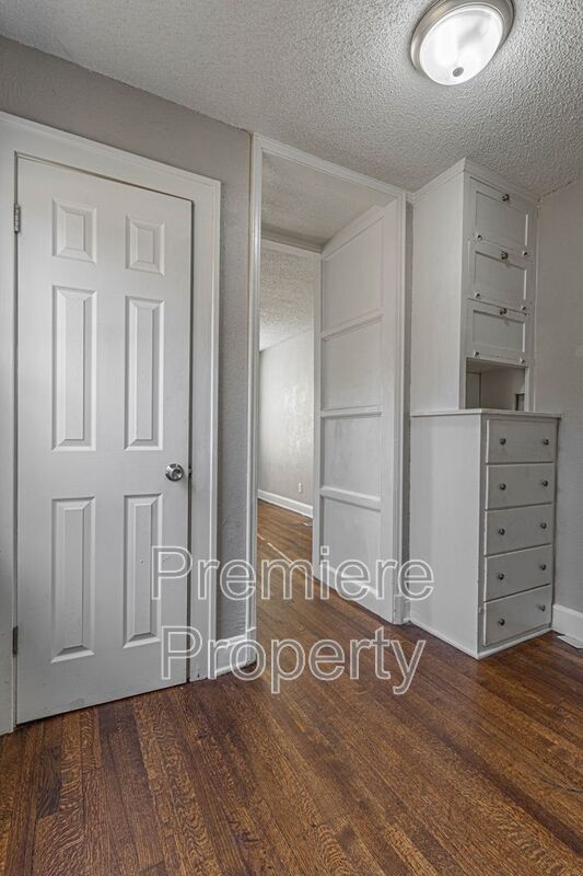 Building Photo - 5421 The Paseo