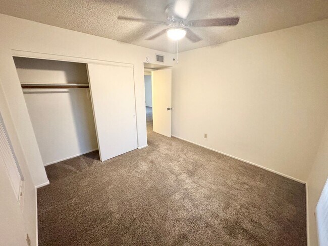 Building Photo - 3 Bedroom / 2 Bath Single Level Home In Gl...