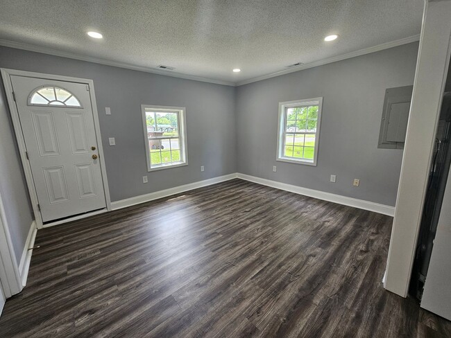 Building Photo - NEW LISTING!!!!!