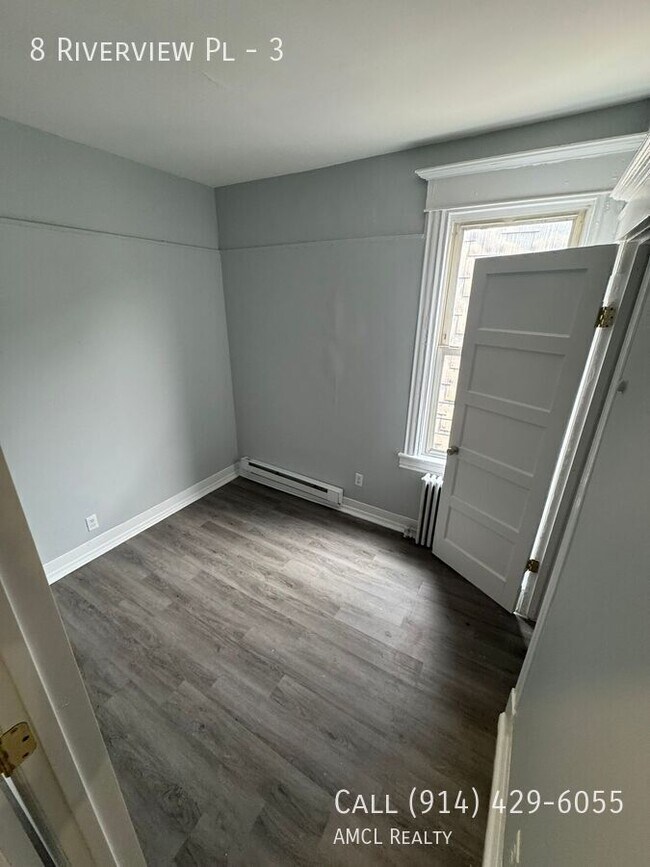 Building Photo - 8 Riverview Pl