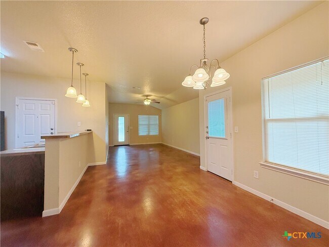 Building Photo - 941 Pinewood Dr