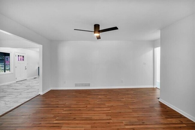 Building Photo - 2142 Cloverdale Dr SE