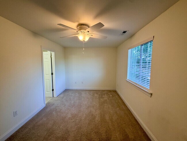 Building Photo - Beautiful Updated Townhouse located in Iredell County! 2BR/2.5BA Garage