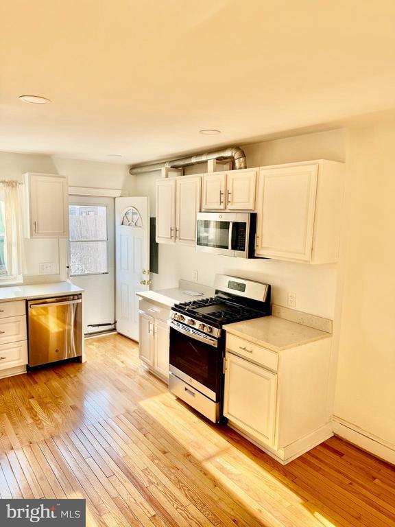 Building Photo - 420 N Henry St