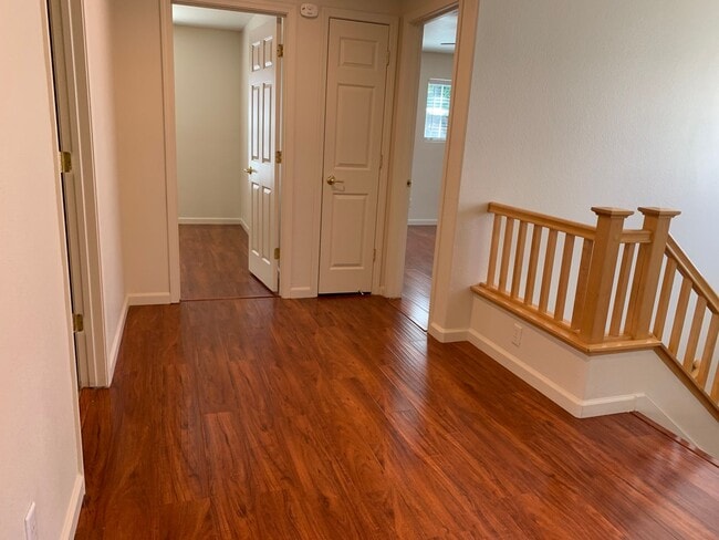 Building Photo - Spacious 4 bedroom 2.5 Bathroom Gold River...