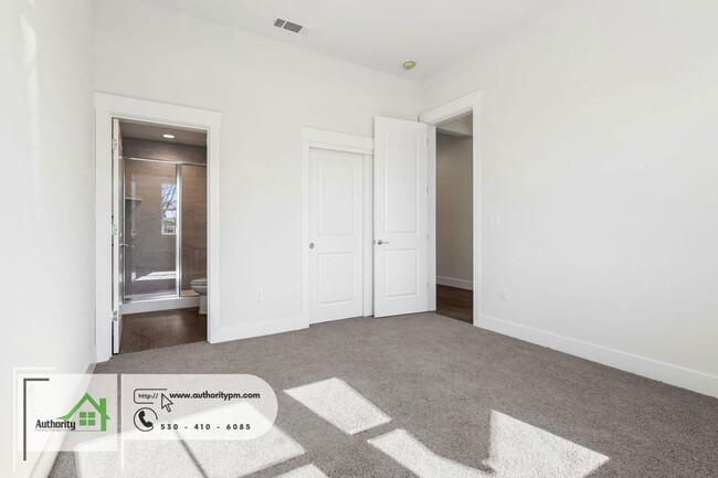 Building Photo - 2836 River Dr
