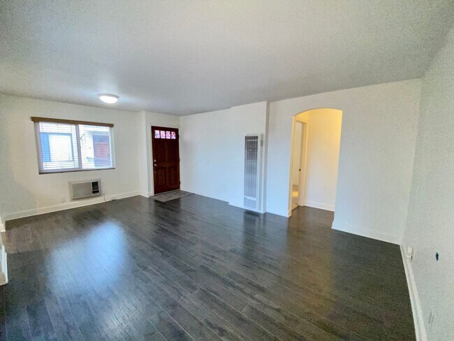 Building Photo - Spacious Two Bedroom featuring Ensuite Bathrooms! TWO ASSIGNED PARKING SPACES! Air Conditioning I...
