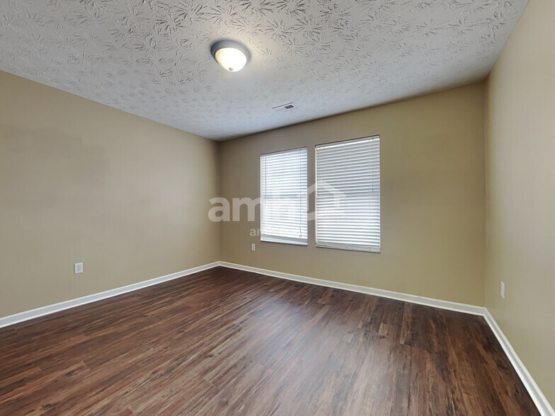 Building Photo - 5263 Summerset Dr