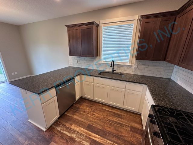 Building Photo - 5910 SE 33rd St