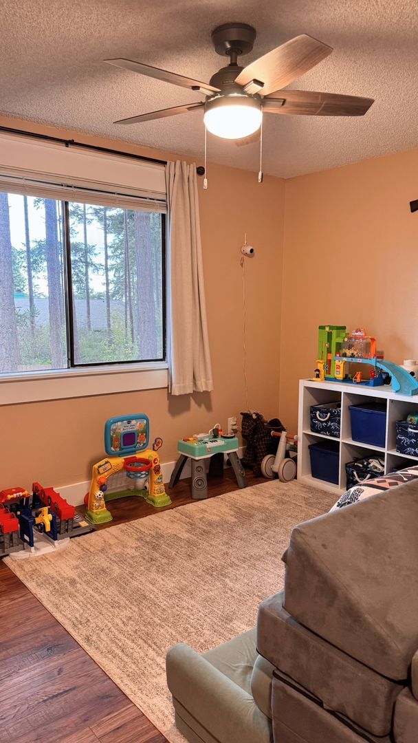 Building Photo - Fantastic Home Close to Schools, Shopping ...