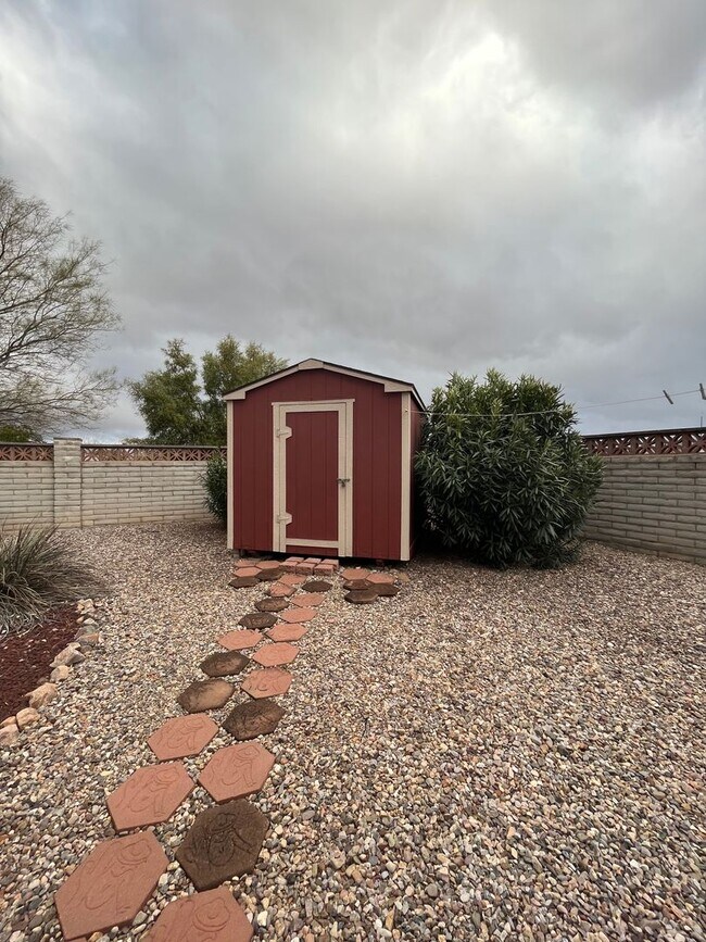 Building Photo - Large 4 bedroom with  yard