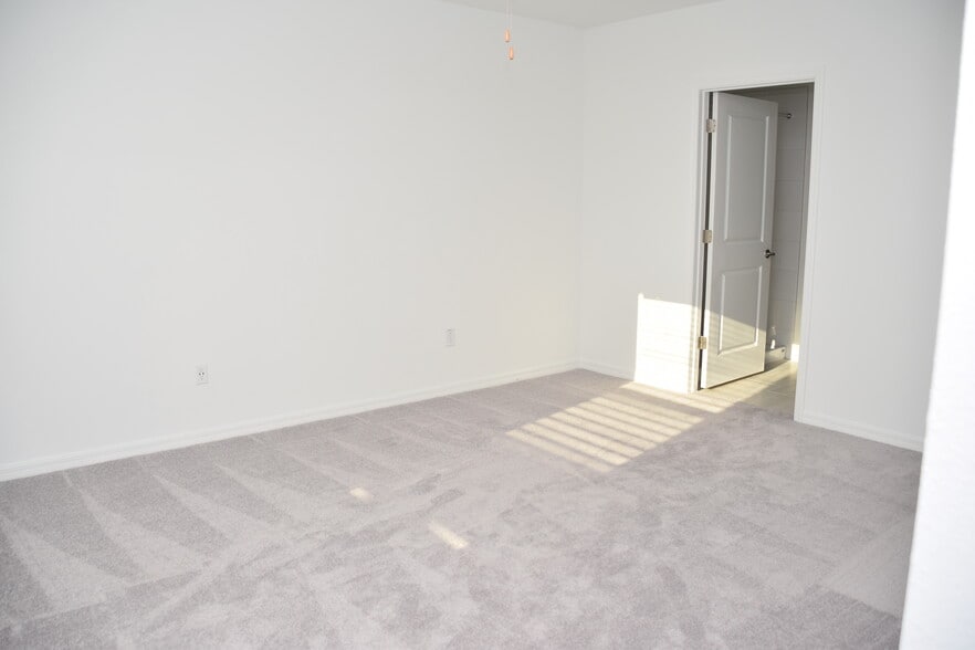 Master Bedroom - 2505 Leonia Ln
