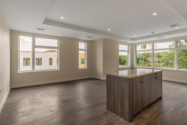 Building Photo - 44 Collins Ave