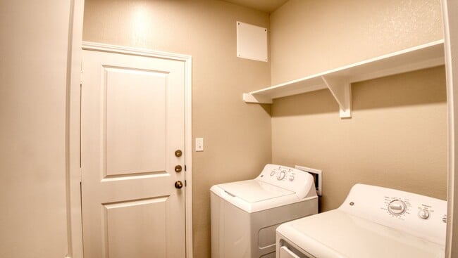 Building Photo - Spacious Single-Family Home Available Now!