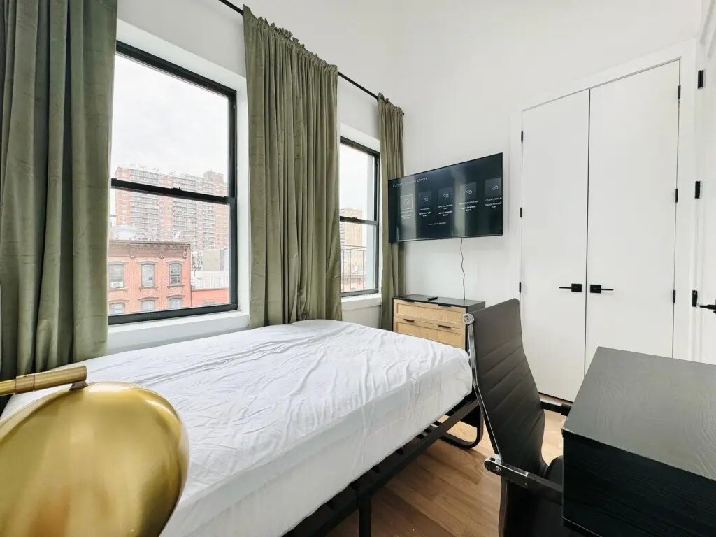 Building Photo - Furnished room/NOT APARTMENT