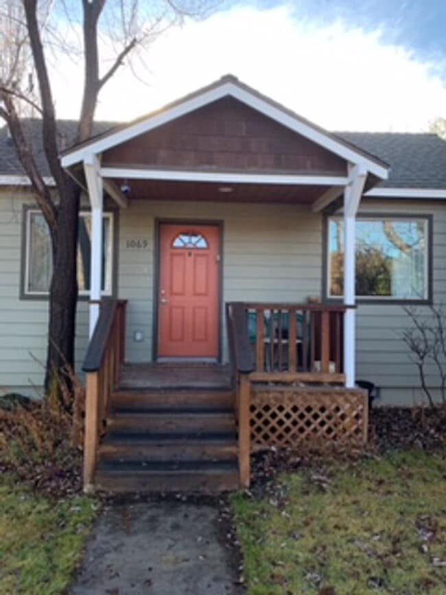 Primary Photo - Downtown NW Bend Home Close to the River