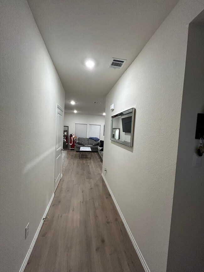 Building Photo - 3 Bedroom 2 Bath