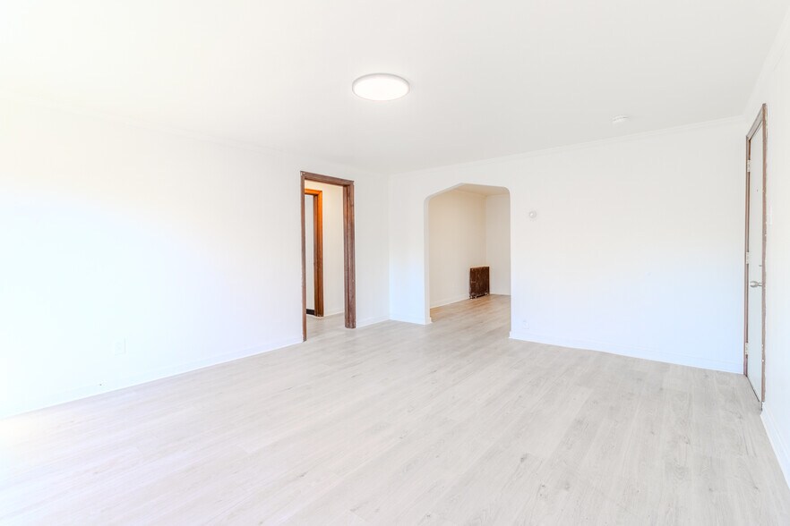 Building Photo - 825 5th Ave