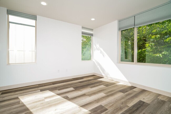 Building Photo - Stylish 3 Bedroom with Rooftop Decks and Dedicated Parking
