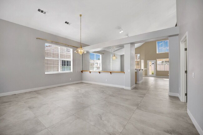 Building Photo - Spacious 4-bedroom, 3-car garage home feat...