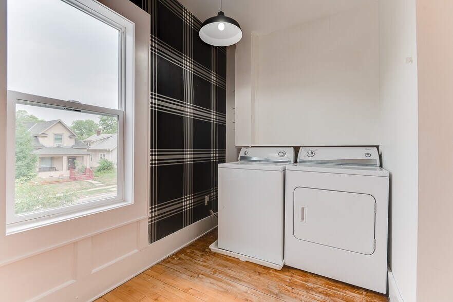 Building Photo - 522 Newton Ave N