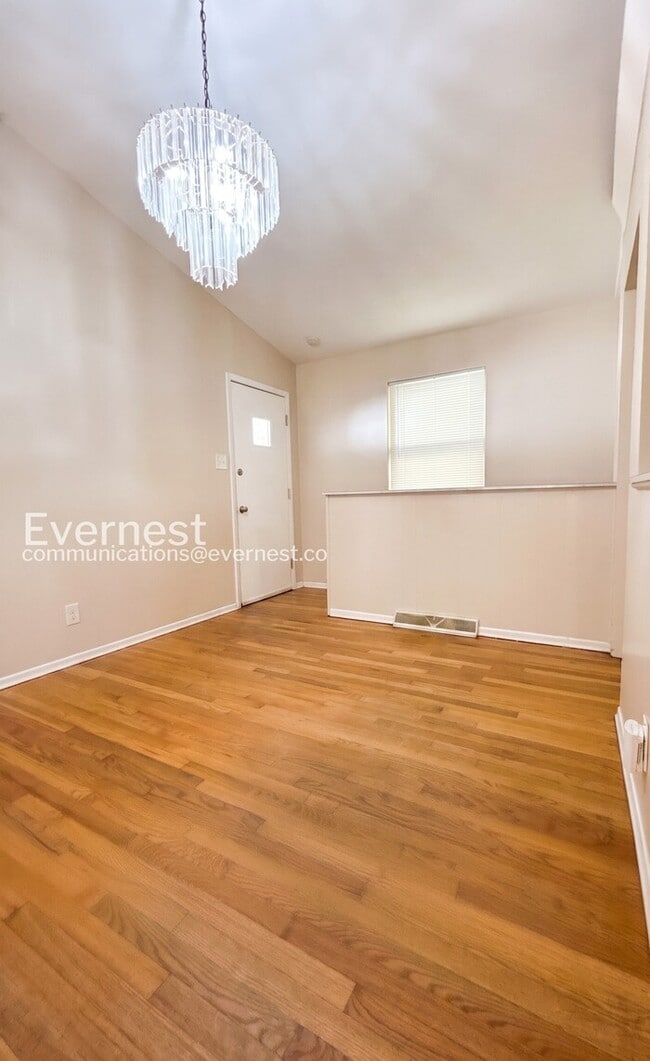 Building Photo - Charming 3-Bedroom Home with Central A/C and Carport Parking / 3 beds 1 bath / Available now!