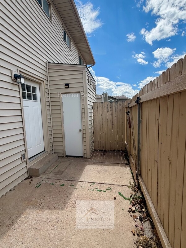 Building Photo - 2427 Split Rock Dr