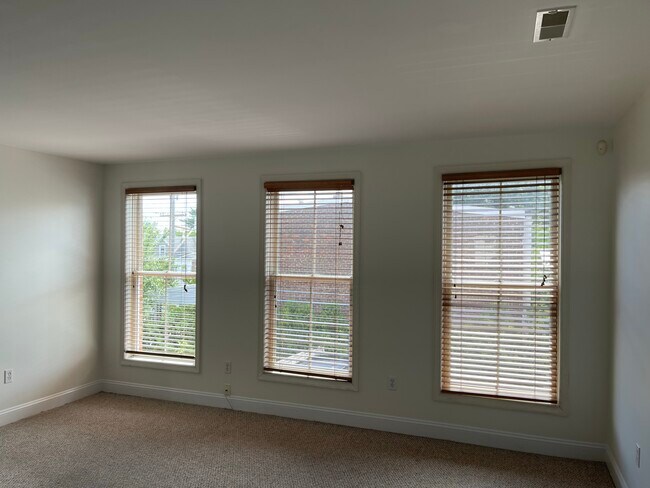 Building Photo - 406 Leverington Ave