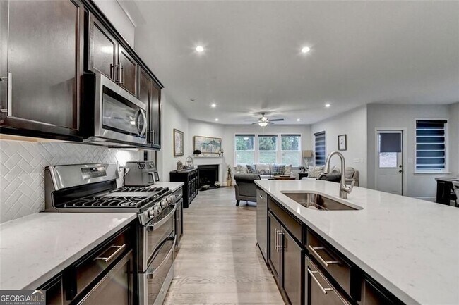 Building Photo - 811 Pineberry Ct