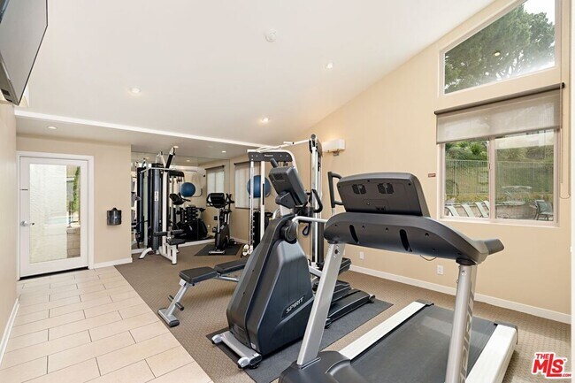 Building Photo - 1732 Palisades Dr