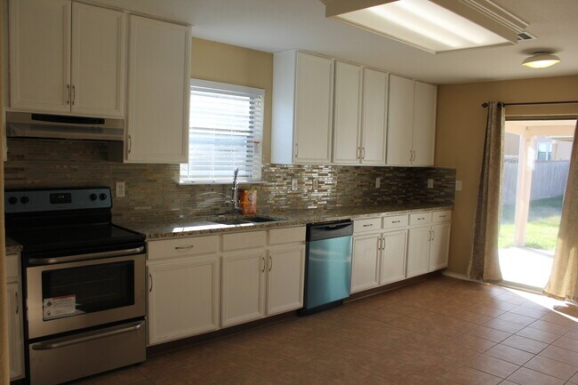 Building Photo - Kyle Home in Waterleaf  Great schools and neighborhood with pool