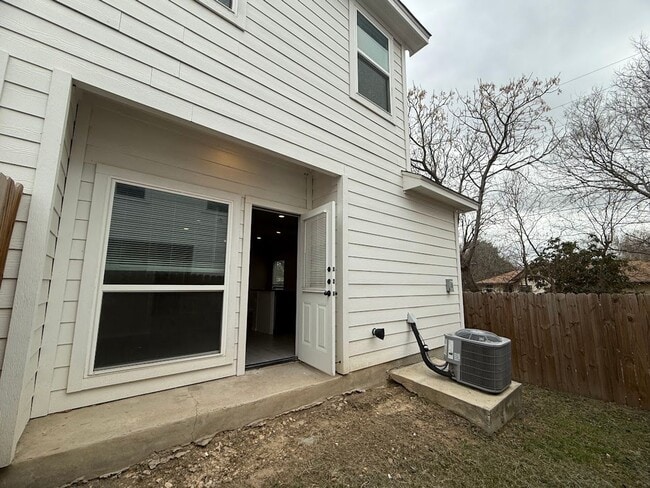 Building Photo - Quick access Ft. Sam, Randolph, and the airport