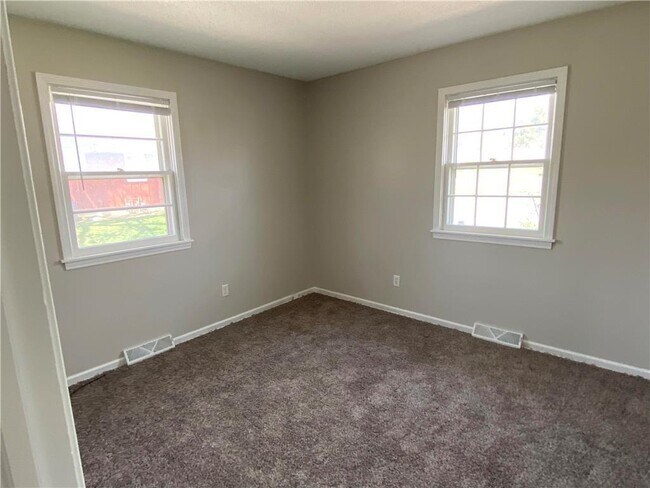 Building Photo - 704 E Culton St