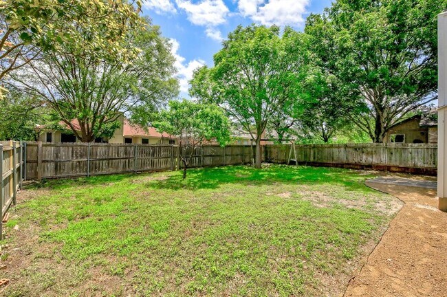 Building Photo - 1806 Oakmont Ln