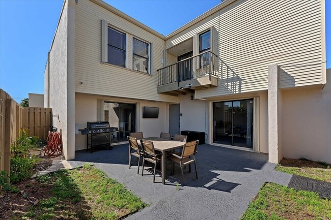 Building Photo - 1596 Shaker Cir