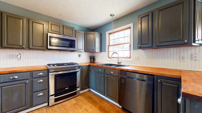 Building Photo - Stunning 4-Bedroom, 3.5-Bath Home with Ove...