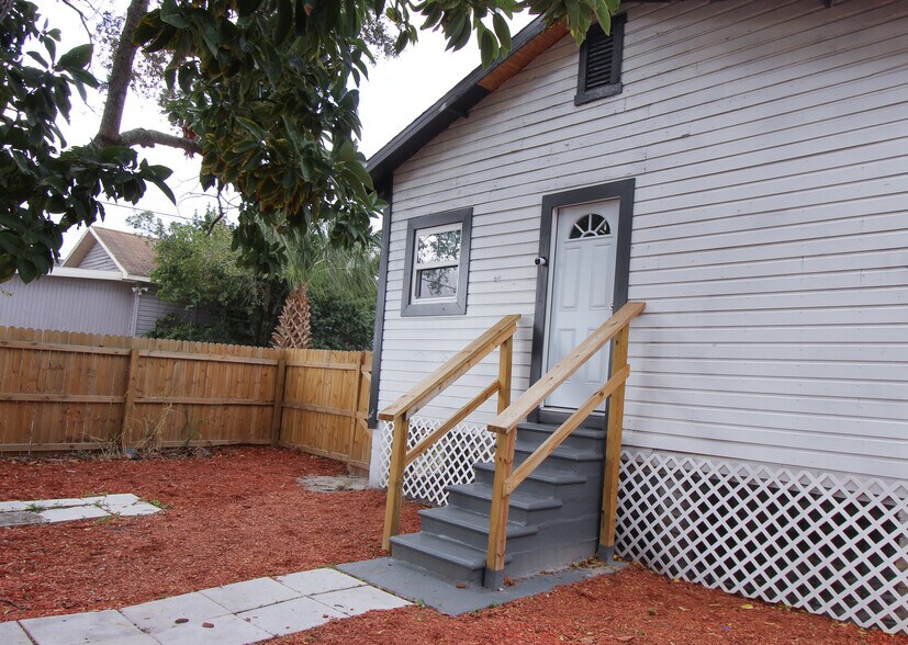 Building Photo - 2701 E Columbus Dr