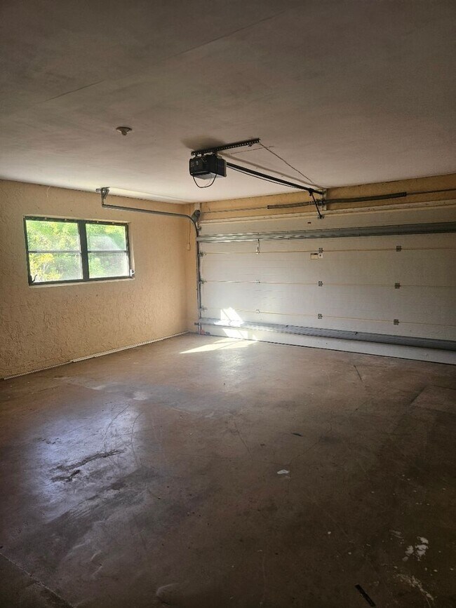 Building Photo - Port Charlotte home