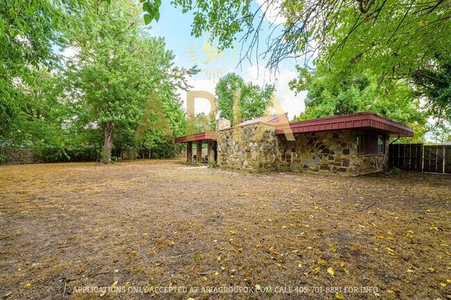 Building Photo - Unique 3 bed/2 bath Property with HUGE Bon...